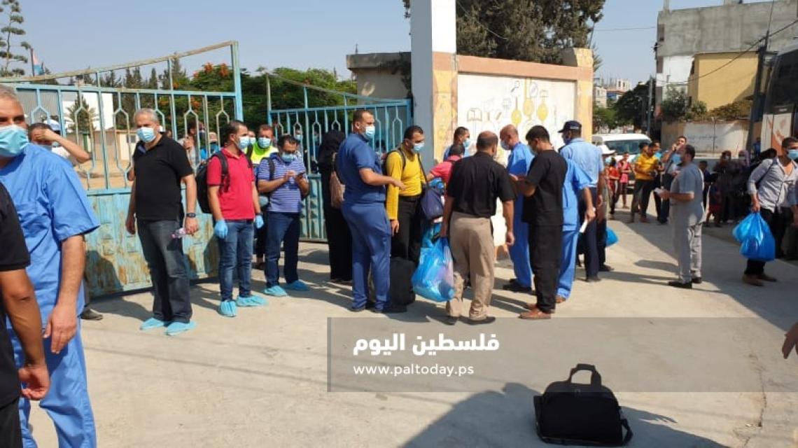 الأطقم الطبية والتمريضية تغادر المستشفى الأوروبي بعد خروجهم من العمل وقضاء 14يوم متواصل مع المرضى