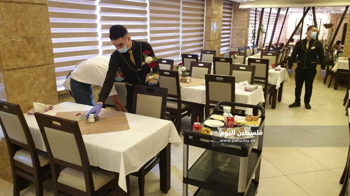 اعادة افتتاح صالات المطاعم في قطاع غزة وسط إجراءات الوقائية، بعد إغلاقها نحو شهر ونصف بسبب كورونا