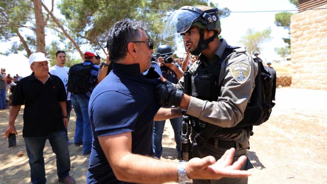 القدس - عشرات حالات الاختناق بالغاز والاعتداء على صحفي واعتقال مواطن في واد الحمص