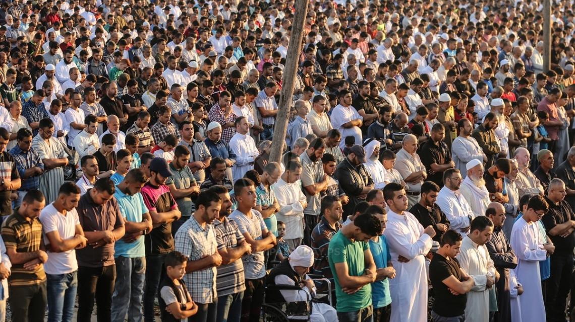 آلاف الفلسطينيون يؤدون صلاة العيد في مخيم العودة شرق غزة