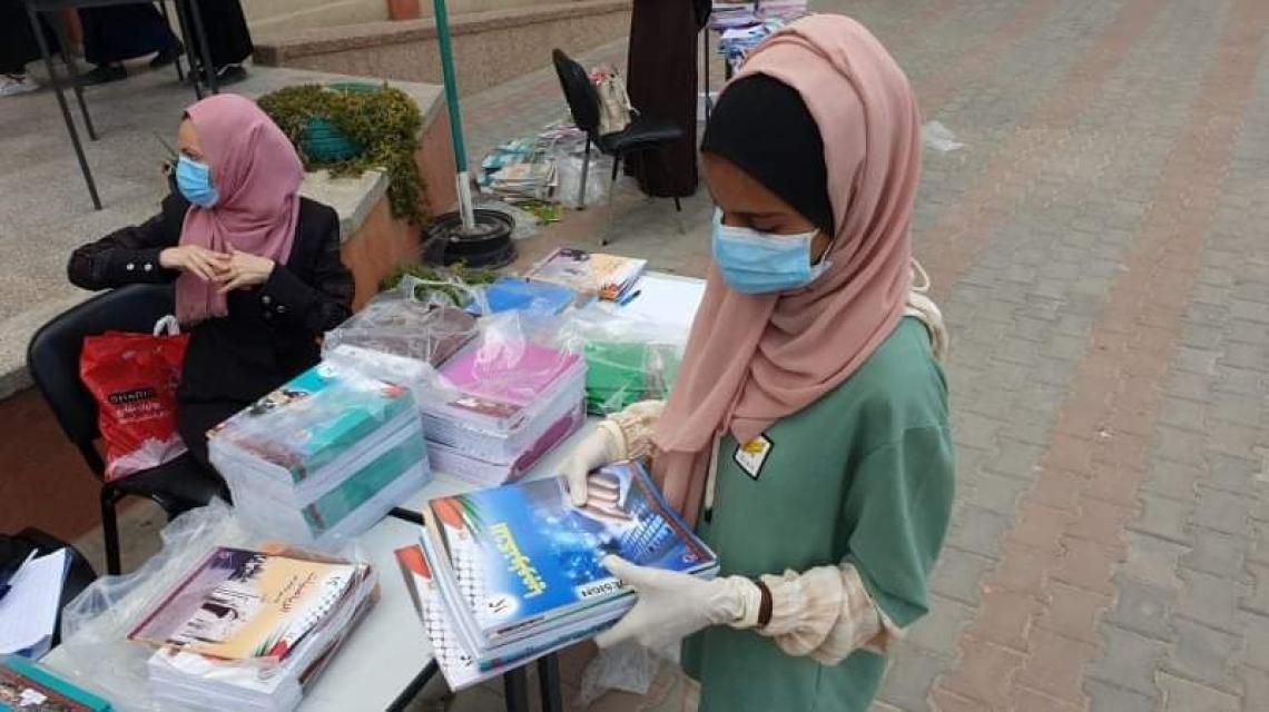 تسليم الكتب المدرسية لطلبة الثانوية في مدارس خان يونس جنوب قطاع غزة وفق إجراءات احترازية مشدّدة