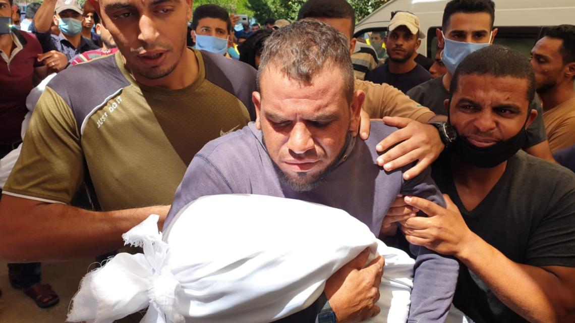  تشييع جثامين الأطفال الثلاثة جراء اندلاع حريق بمنزل في مخيم النصيرات