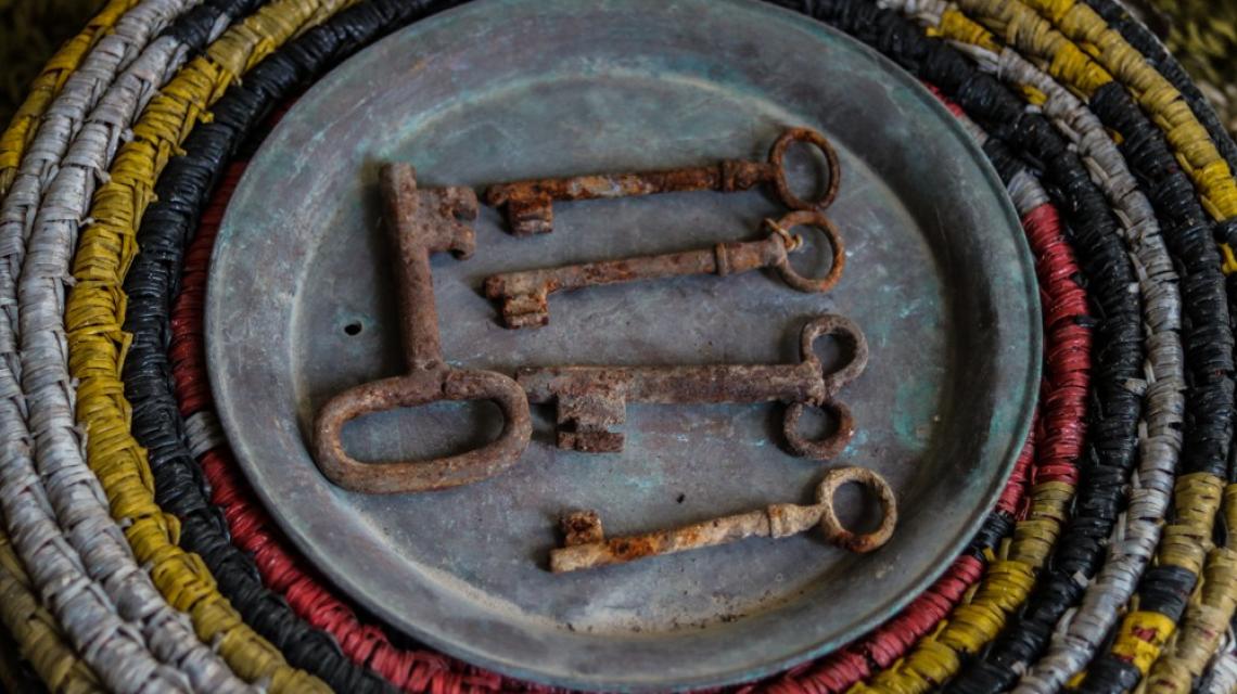 مواطن من مخيم دير عمار غرب رام الله، يجمع مقتنيات قديمة كان يستخدمها المواطنون في المدن والقرى الفلسطينية قبل تهجيرهم في النكبة عام 1948