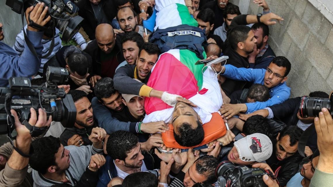 تشييع جثمان الصحفي ياسر مرتجى في غزة