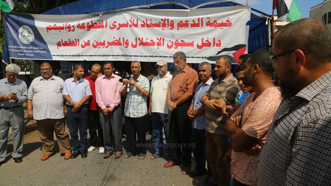 مهجة القدس تنظم وقفة تضامنية مع الأسرى المقطوعة رواتبهم  أمام مجلس الوزراء بغزة