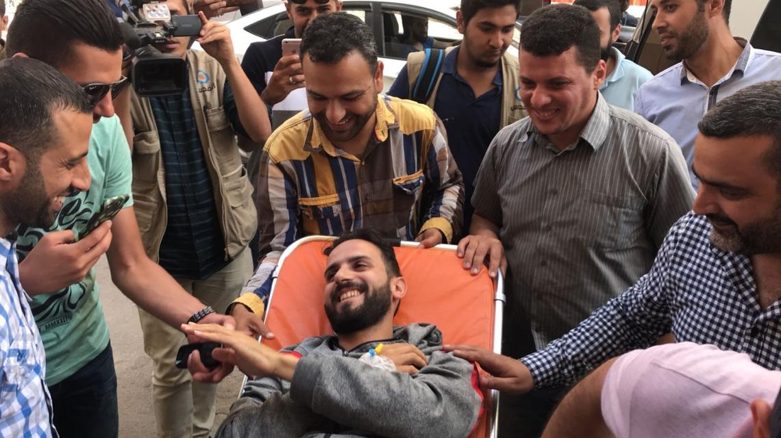 عودة الصحفي قديح إلى غزة بعد تلقيه العلاج في مشفى المقاصد