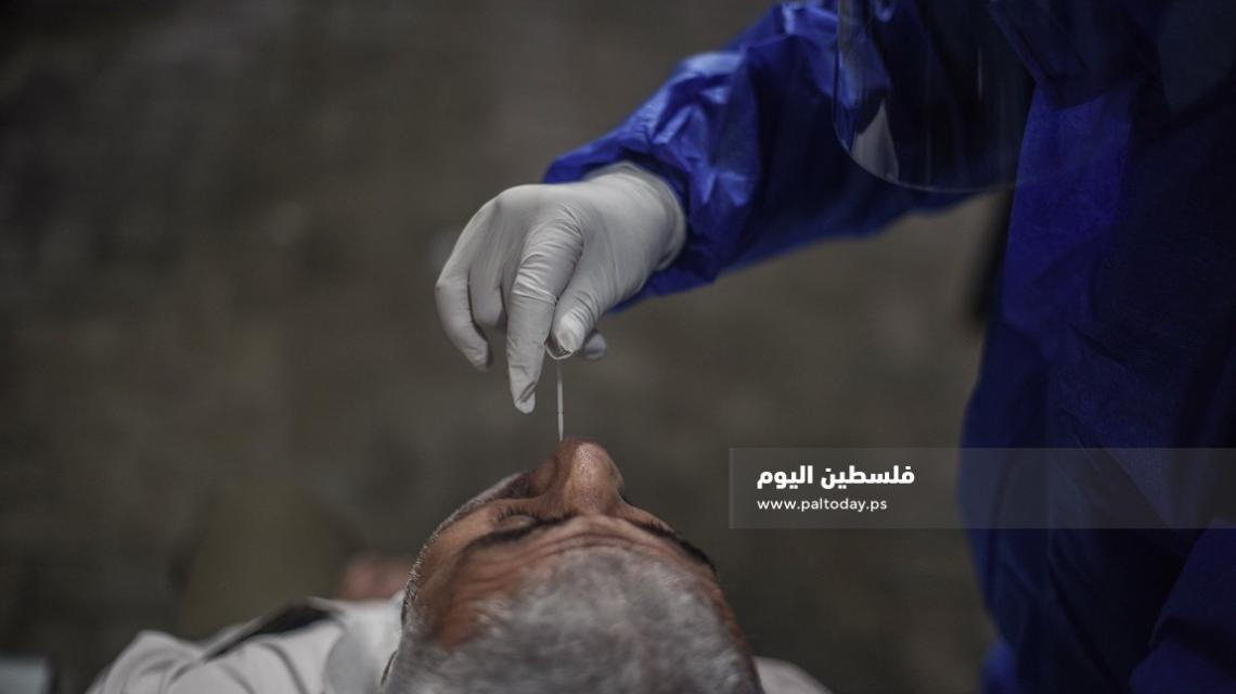 فريق "الطب الوقائي" فى مدينة خانيونس يجري فحوصات "كورونا " للمخالطين 