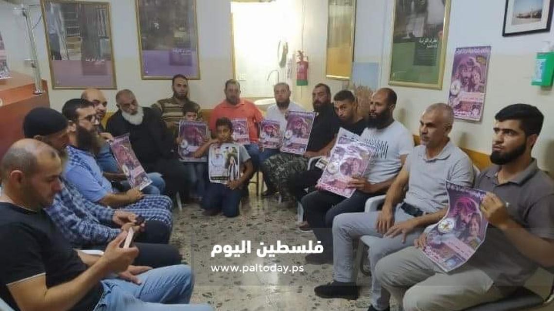 وفد من محرري بلدة طمون بالأغوار الشمالية يؤم  مقر الصليب الأحمر بجنين تضامنا مع الأسير ماهر الأخرس