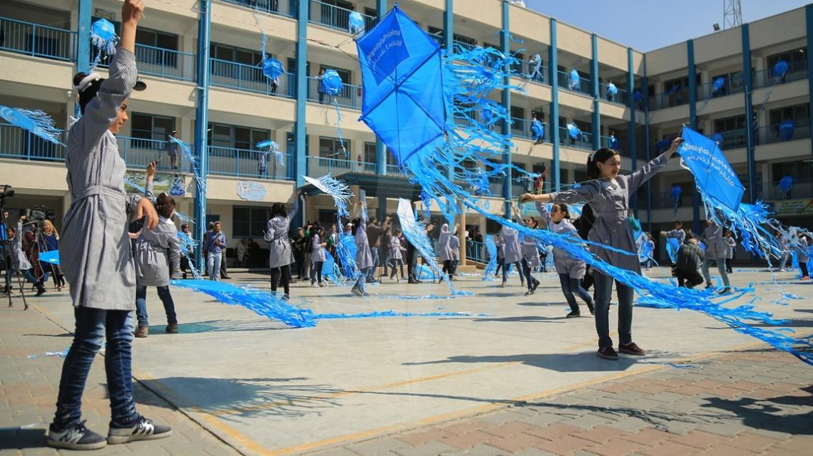 تحليق طائرات ورقية في مدارس الأونروا رفضاً  لقرار تقليص دعم الانروا