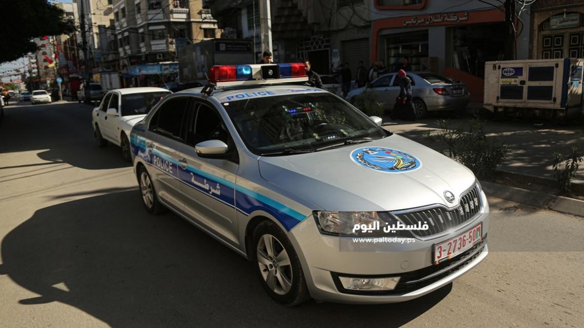 غزة: سيارات شرطة تجوب الشوارع لتحذير المواطنين عبر مكبرات الصوت من مخالفة اجراءات الوقاية من كورونا