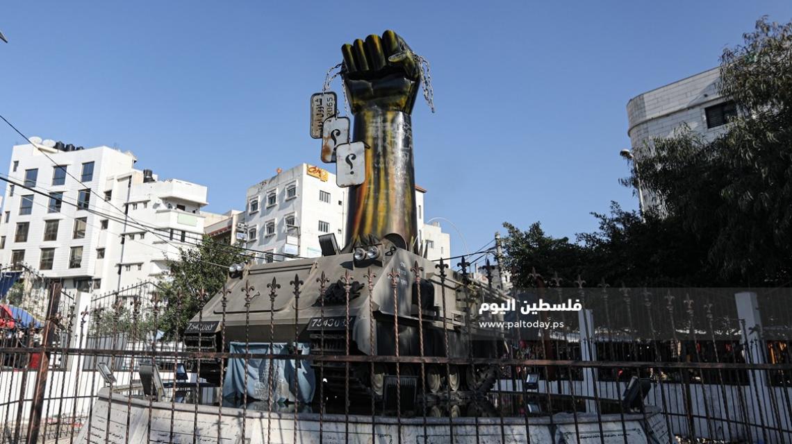 مجسم جنود الاحتلال الأسرى في منطقة ميدان فلسطين بغزة