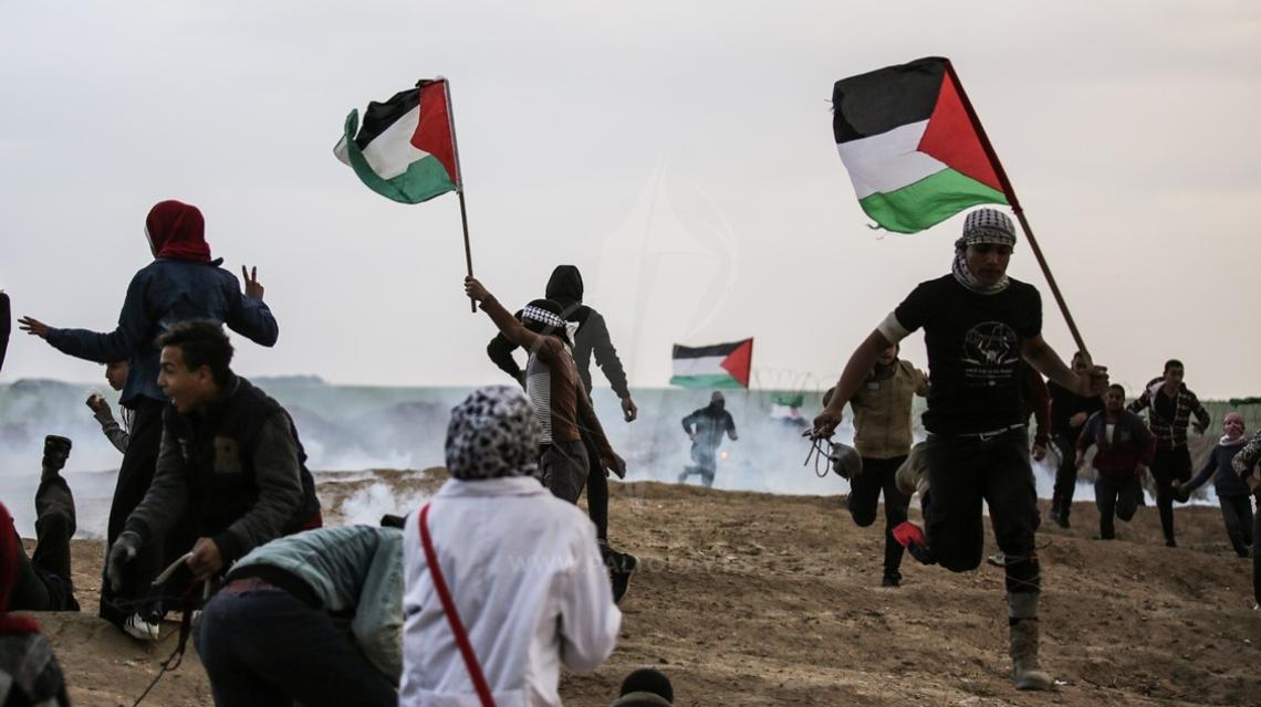 متظاهرون يشاركون في الجمعة الـ 37 لمسيرة العودة شرق غزة