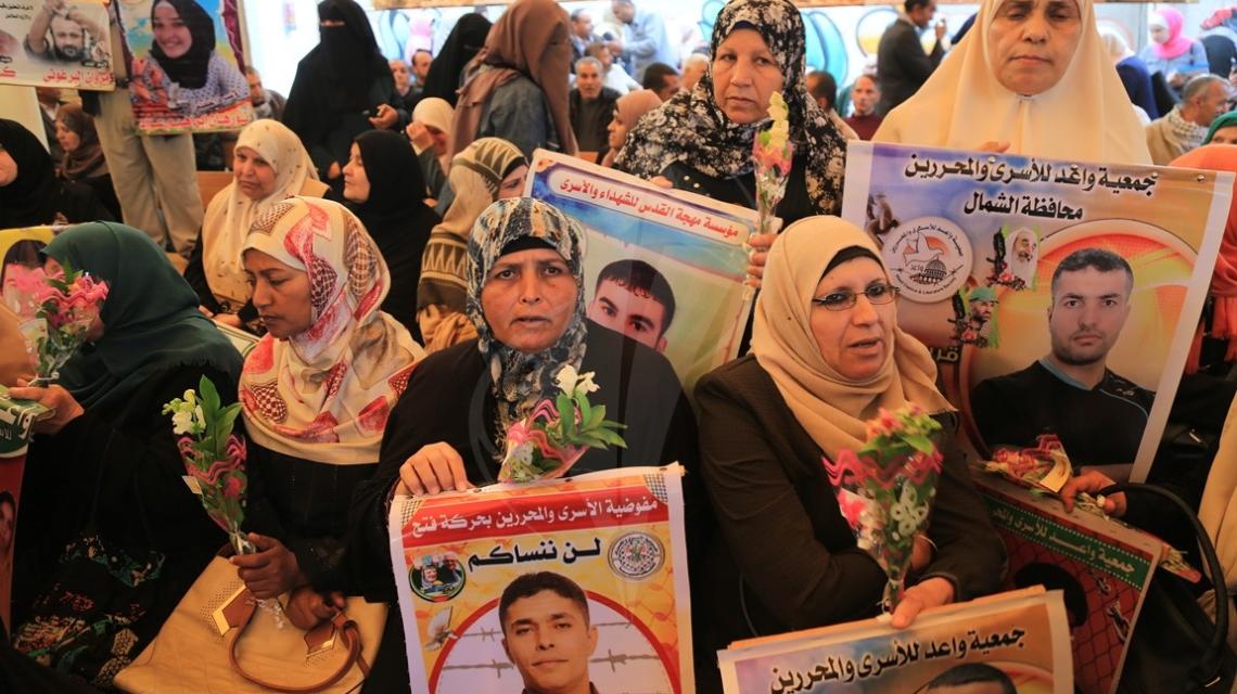 اعتصام اهالى الاسرى امام مقر الصليب الاحمر بمدينة غزة