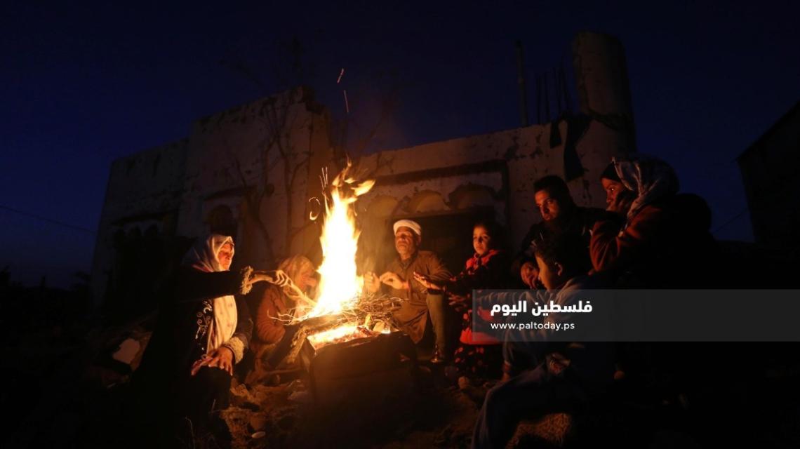 عائلة فلسطينية من غزة تفترش الأرض وتلتحف السماء في البرد القارس بعد قصف الاحتلال لمنزلهم