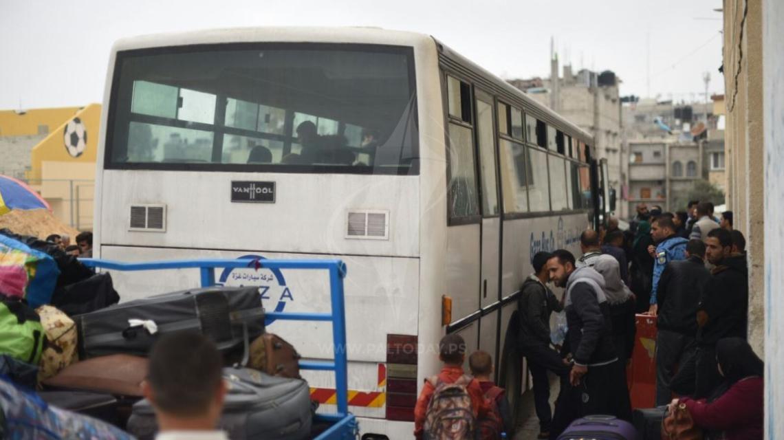 حشود كبيرة من المسافرين في صالة أبو يوسف النجار على أمل السفر عبر معبر رفح