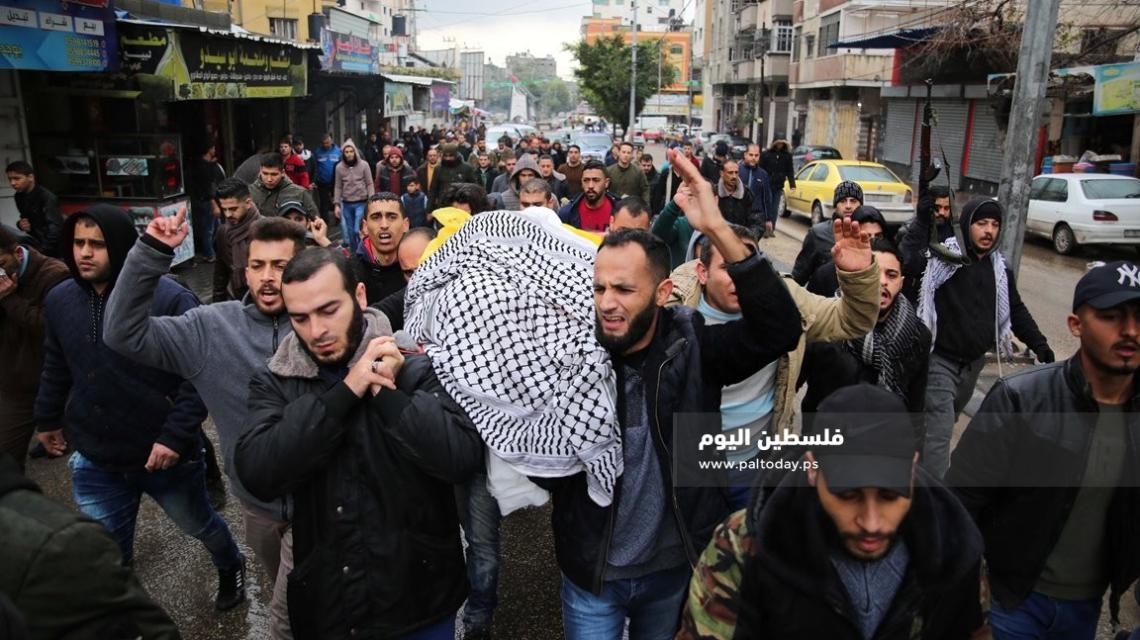 جماهير شعبنا تشيع جثمان الشهيدعامر الحجار الذي ارتقى متأثرا باصابته في اليوم الاول من  مسيرات العودة