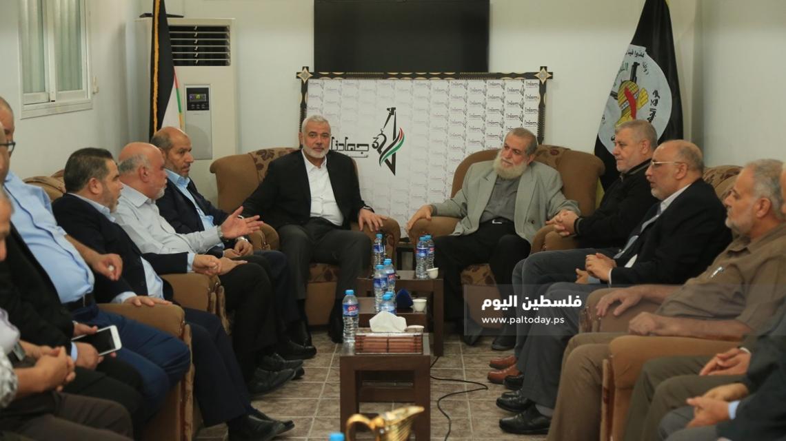 وفد من حركة حماس برئاسة اسماعيل هنية خلال زيارتهم لحركة الجهاد الاسلامي وتهنئتهم بالانطلاقة