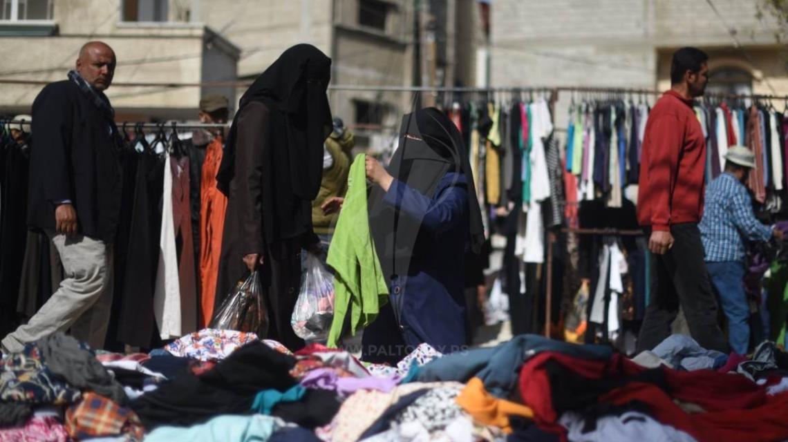 "البالة" فى غزة . مقصد الأغنياء وقبلة الفقراء .
