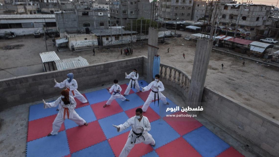 ‫عائلة فلسطينية تحول سطح منزلها لناد رياضي لممارسة رياضة الكاراتيه 