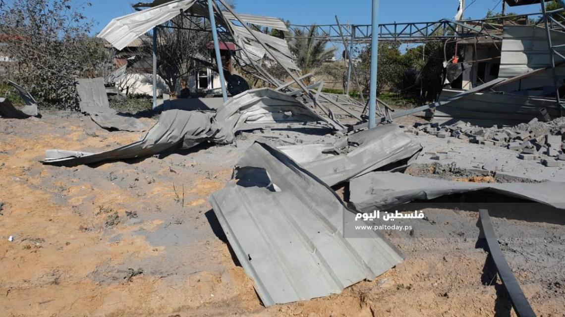 آثار القصف الصهيوني الذي استهدف أحد مواقع المقاومة جنوب قطاع غزة الليلة الماضية 