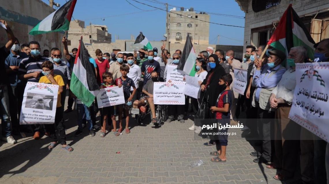 وقفة احتجاجية كبيرة ضد تقليصات "الأونروا"، أمام مركز تموين الشاطئ غرب مدينة غزة