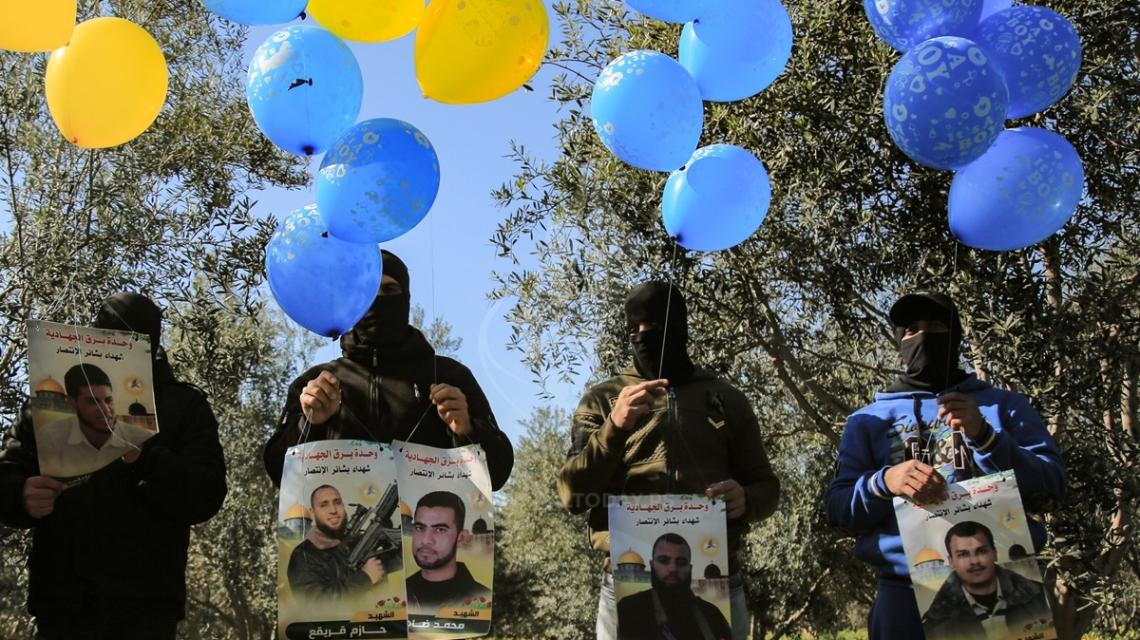 وحدة برق تطلق مجموعة من البالونات تجاه "غلاف غزة" وتحمل صور شهداء معركة بشائر الانتصار