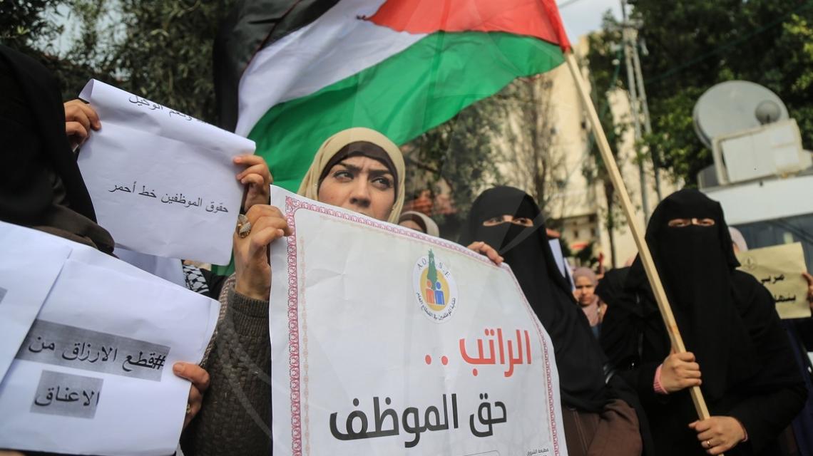 نقابة الموظفين بغزة تنظم مسيرة حاشدة بعد دعوتها للنفير رفضاً لتجاهل حكومة التوافق لحقوق الموظفين