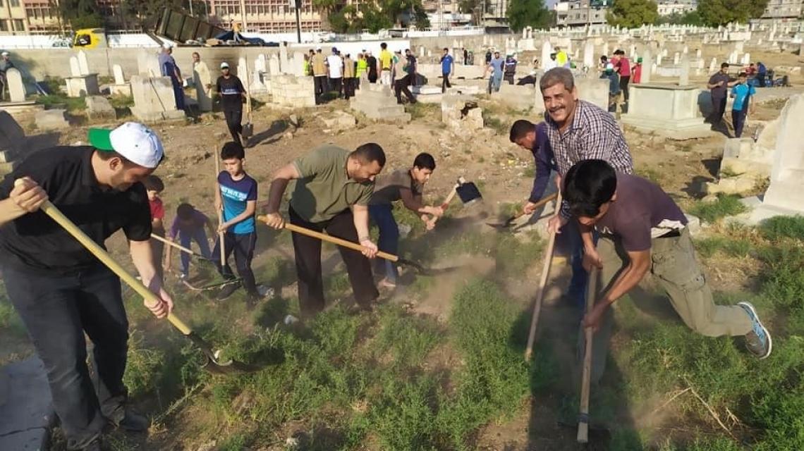 تنظيف مقبرة حي الشجاعية شرق غزة ضمن مبادرة تنفذها بلدية غزة