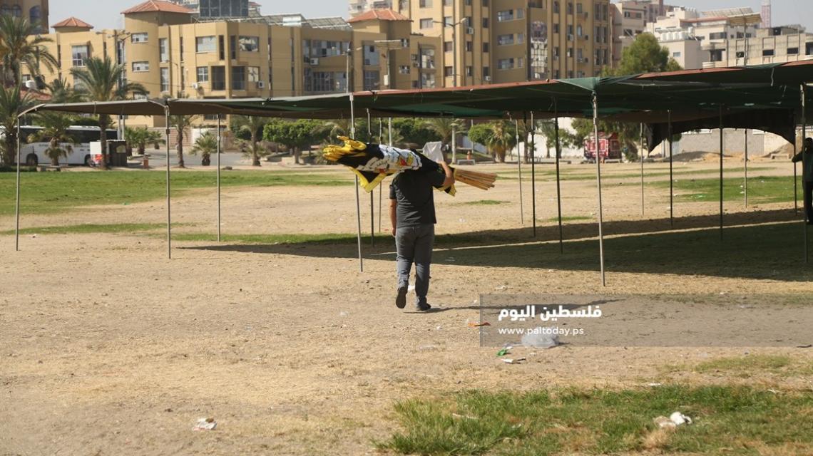 استعدادات لإتمام الترتيبات الخاصة بعزاء الدكتور رمضان شلح بساحة الكتيبة بغزة