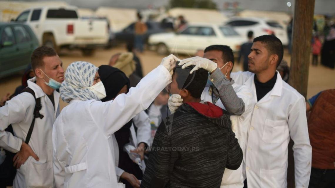 الطواقم الطبية داخل مخيم العودة . عمل دؤوب وبشكل تطوعى