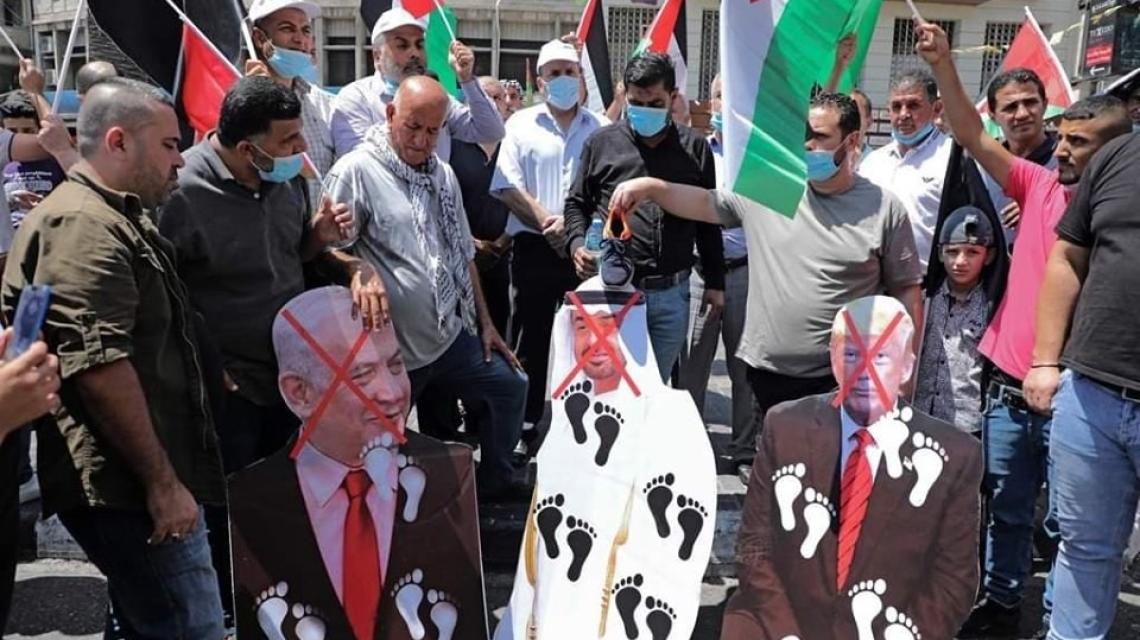فلسطينيون يحرقون صور محمد بن زايد خلال مظاهرات بالضفة الغربية احتجاجاً على اتفاق التطبيع بين الامارات و الاحتلال
