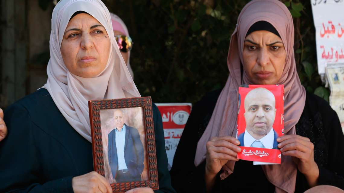  البيرة - فلسطينيون يتضامنون مع الأسرى المضربين عن الطعام في سجون الاحتلال امام مقر الصليب الأحمر