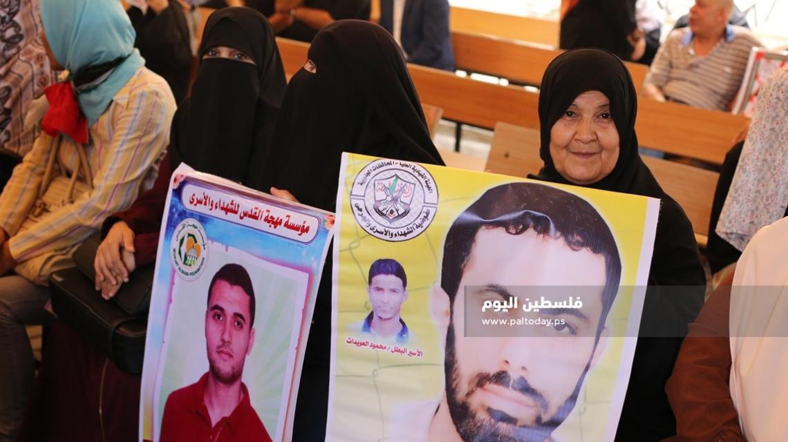 غزة:اعتصام أهالي الأسرى في سجون الاحتلال في مقر الصليب الأحمر 