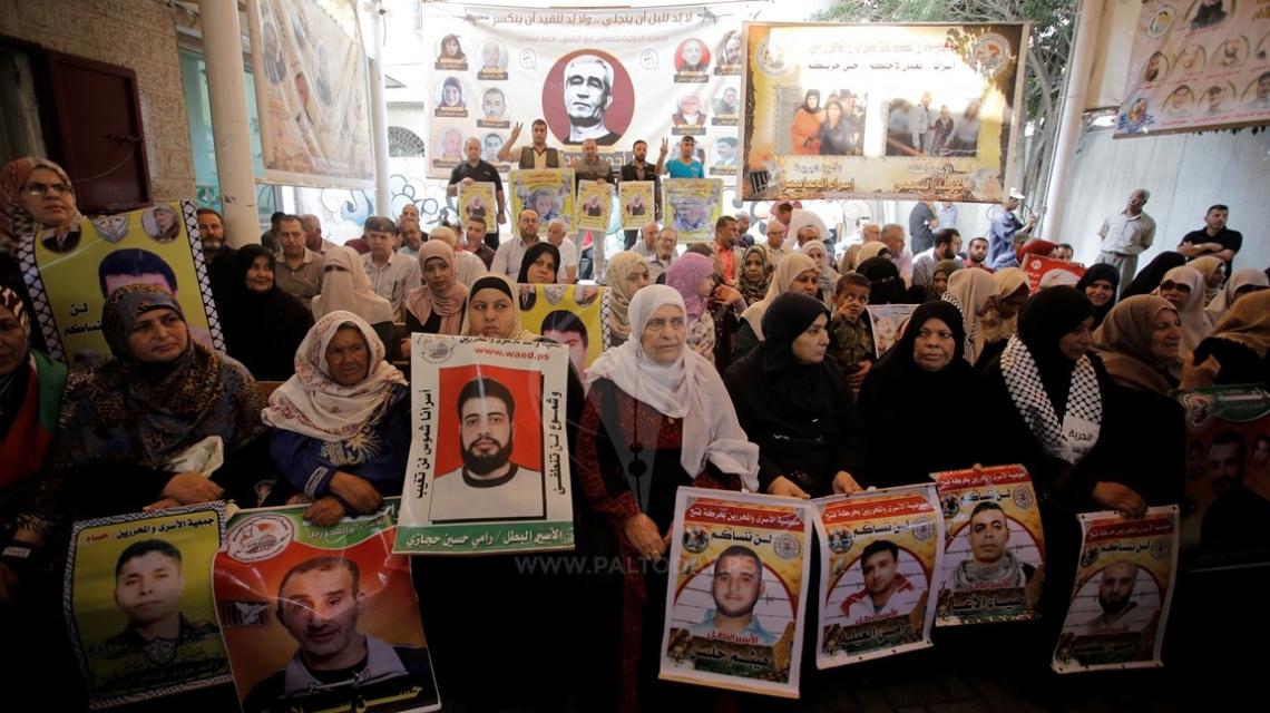 اعتصام اهالى الاسرى امام مقر الصليب الاحمر بمدينة غزة