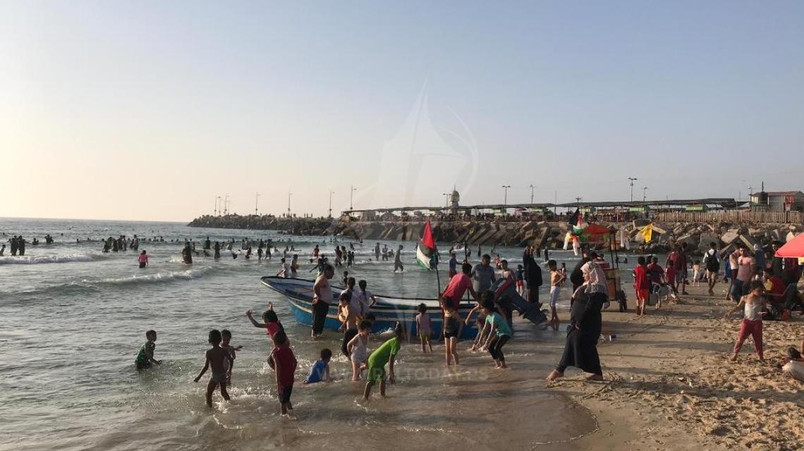 مواطنون يستجمون في بحر غزة هربًا من ارتفاع درجات الحرارة.