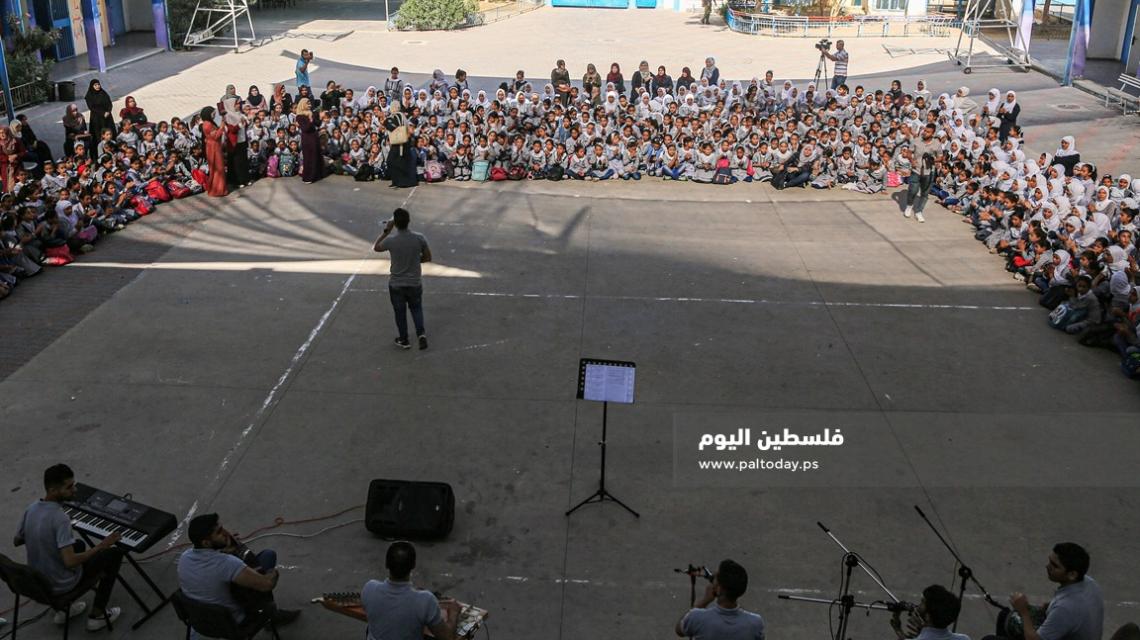 الباص الموسيقى ينظم يوم ترفيهى لطالبات مدرسة بيت حانون