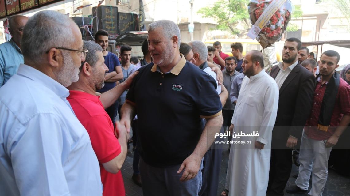 وفد من الجهاد يزور طلاب الثانوية العامة المتفوقين ويقدم لهم التهنئة