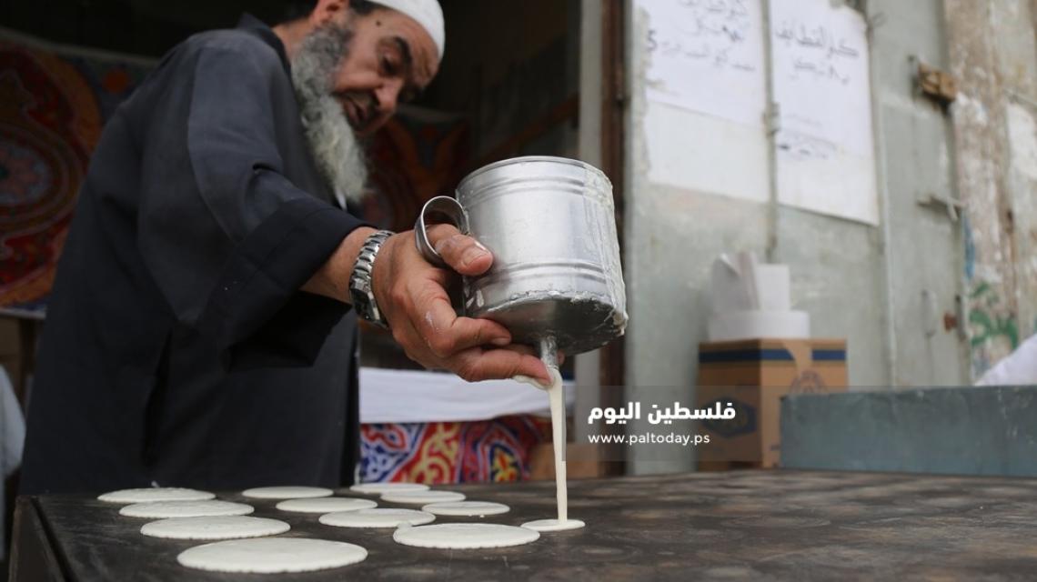 القطايف زينة المائدة الرمضانية في غزة