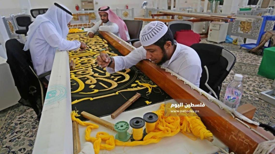 تجهيز كسوة الكعبة المشرفة الجديدة لتغييرها 9 ذي الحجة