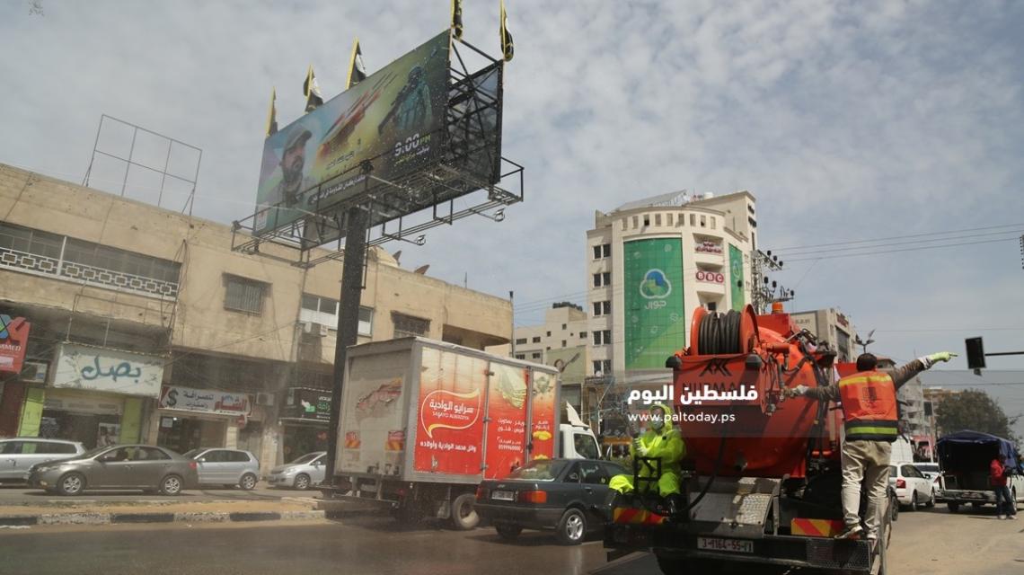 هيئة مسيرات العودة وبلدية غزة يشرعان بتعقيم شوارع مدينة غزة