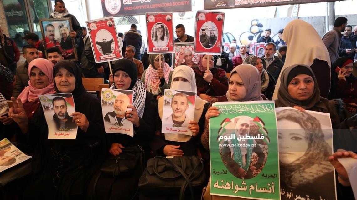 اعتصام اهالى الاسرى امام مقر الصليب الاحمر بمدينة غزة