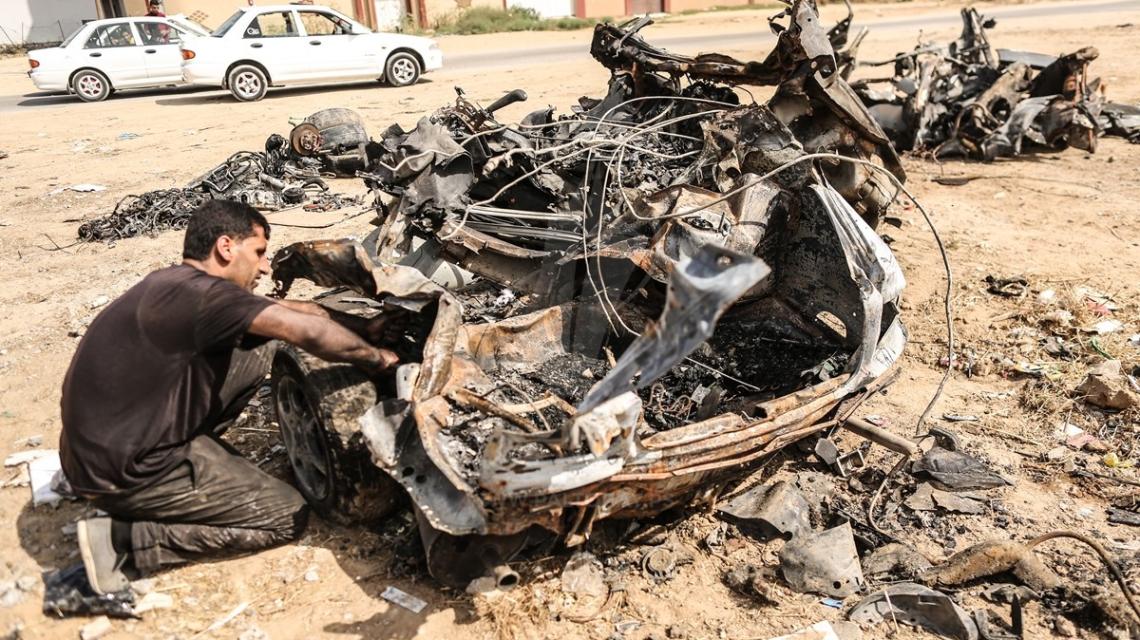 آثار القصف الإسرائيلي الذي تعرضت له مركبة فارغة شرق مدينة غزة
