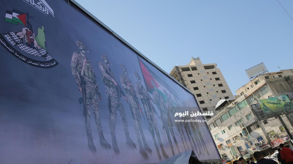 مفترق السرايا وسط غزة يتزين بعلم فلسطين وعناصر المقاومة ضمن مناورة "الركن الشديد"