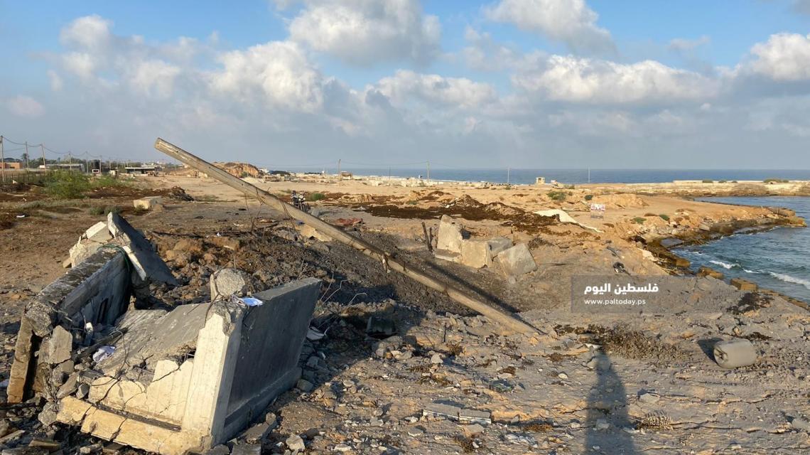 آثار الدمار الذي خلفه قصف طائرات الاحتلال لميناء خانيونس جنوب قطاع غزة.