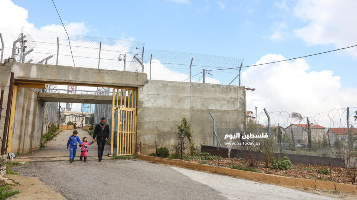 مواطن محاصر داخل منزله المحاطة بمستوطنة "جيفعون حداشاة" في الضفة