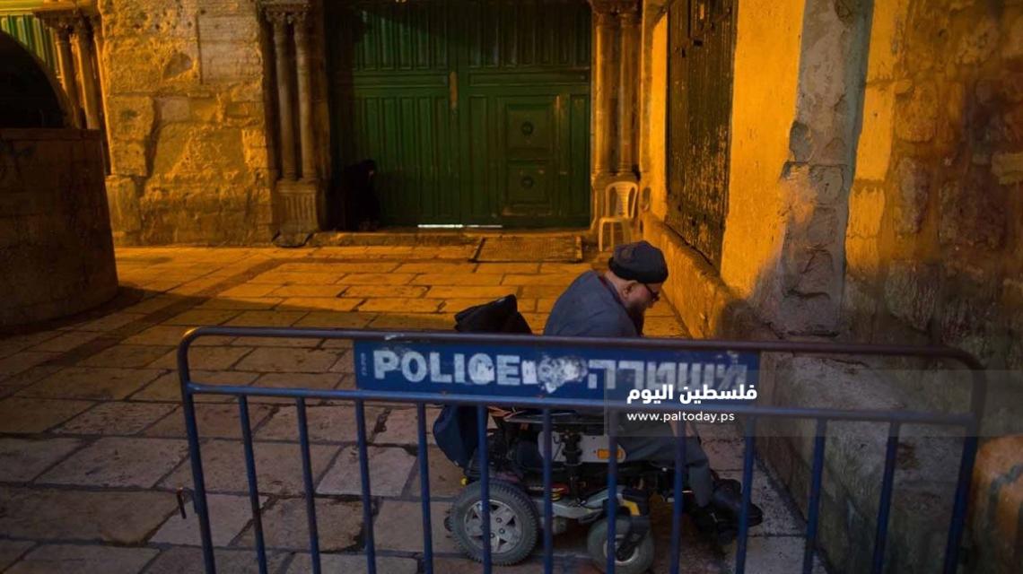  القدس - مواطنون يصلون في ليلة القدر أمام باب السلسلة أحد أبواب المسجد الاقصى المغلق بأمر من دائرة الاوقاف الاسلامية منذ حوالي شهرين بسبب جائحة كورونا.