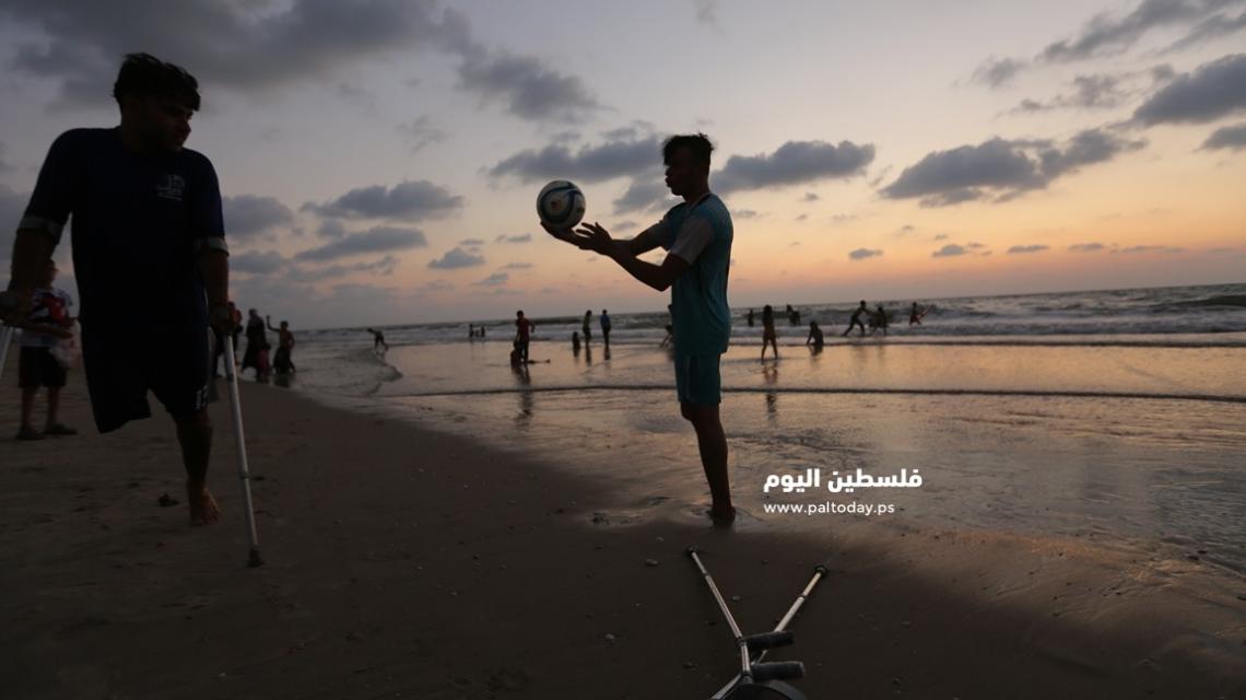 جريحان غزيان يمارسان التمارين الرياضية على شاطئ بحر غزة