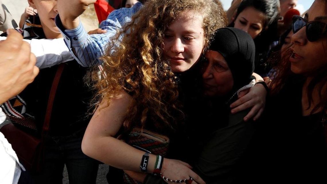 عهد التميمي ووالدتها تتنسمان عبير الحرية بعد 8 شهور من الاعتقال ..