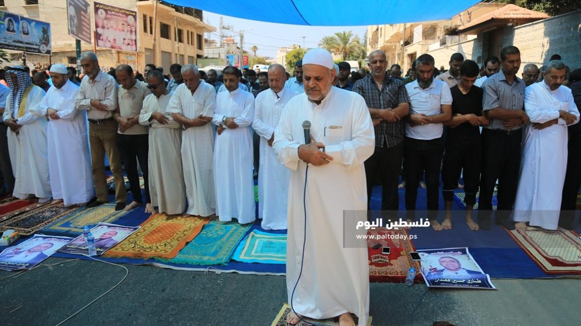الجهاد الاسلامي تؤدي صلاة الجمعة أمام مقر الصليب الاحمر في غزة نصرة للأسرى المضربين عن الطعام