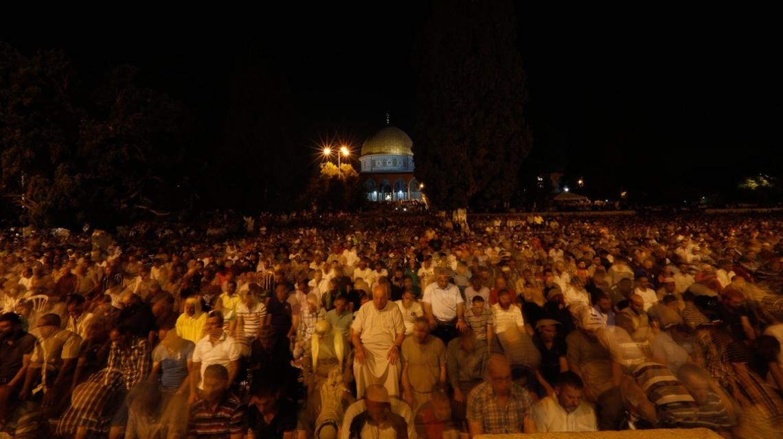 القدس - عشرات الآلاف يحيون ليلة القدر في المسجد الاقصى‎ المبارك.